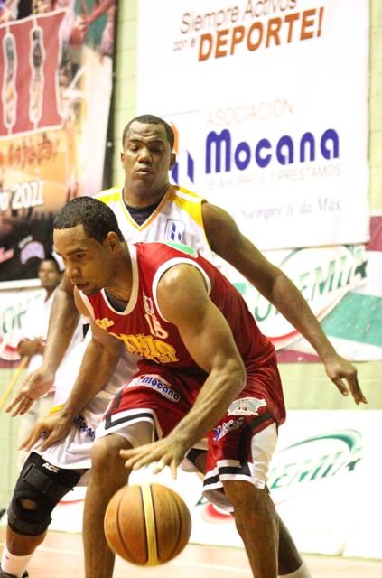 Franklin Matos (Don Bosco) defiende a Nicolás Cabrera del San Sebastián